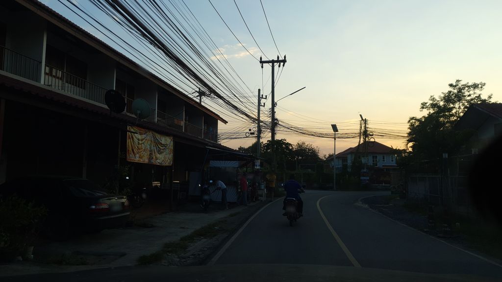 ภาพถนนตรงที่ little home kitchen ตั้งอยู่ ถ่ายโดย jrcarlsen พ.ศ. 2562 (2019) · A street-level view of where little home kitchen stands, by jrcarlsen in 2562 (2019)