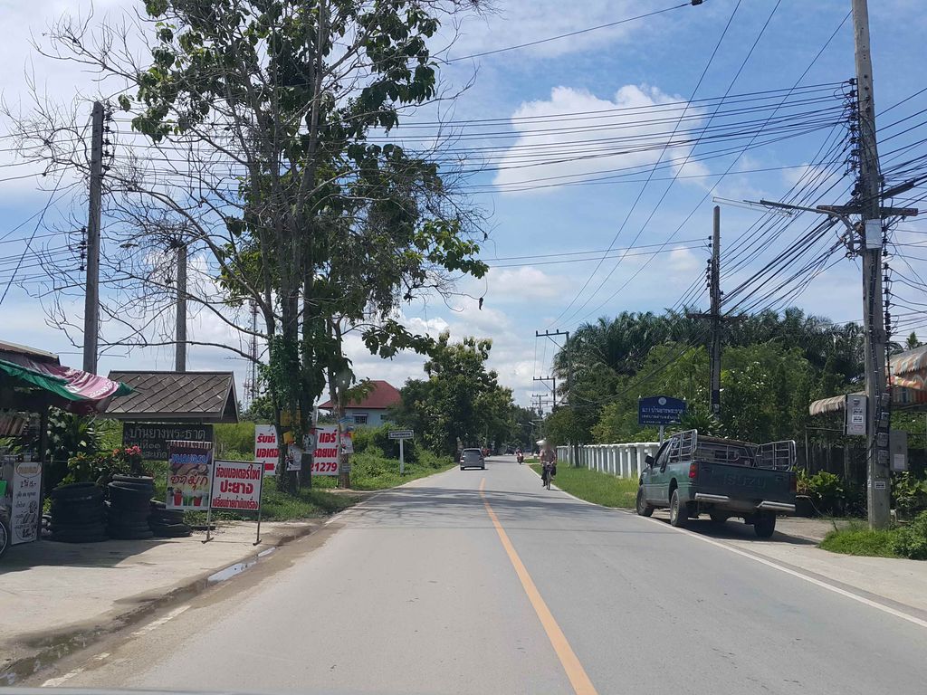 ภาพถนนตรงที่ บอย ซ่อมโทรศัพท์ คอมฯ บริการถึงที่ รองรับได้ เชียงใหม่ ตั้งอยู่ ถ่ายโดย jrcarlsen พ.ศ. 2558 (2015) · A street-level view of where บอย ซ่อมโทรศัพท์ คอมฯ บริการถึงที่ รองรับได้ เชียงใหม่ · Boi Somsosap Khom Brikanthuengthi Rongrapdai Chiang Mai stands, by jrcarlsen in 2558 (2015)