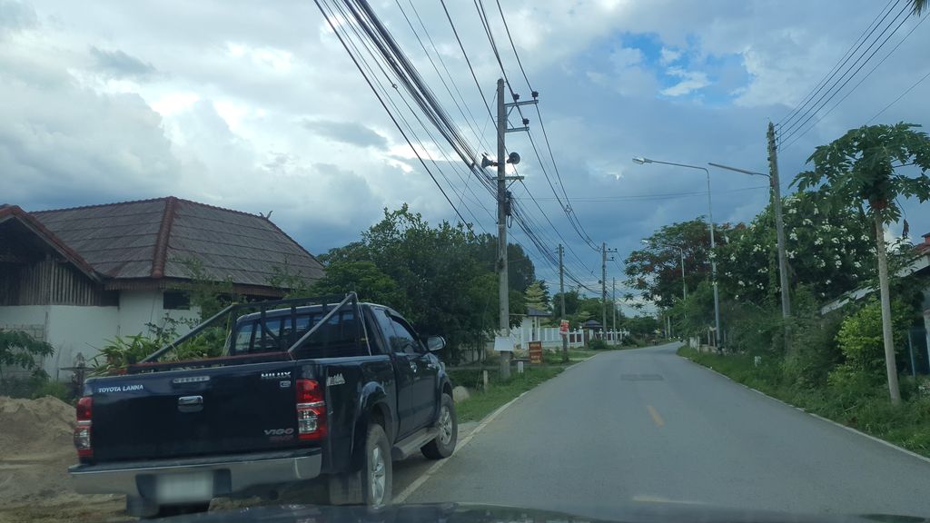 ภาพถนนตรงที่ สารคามอีสานรสแซ่บ ตั้งอยู่ ถ่ายโดย jrcarlsen พ.ศ. 2564 (2021) · A street-level view of where สารคามอีสานรสแซ่บ · San Kham Isanrotsaep stands, by jrcarlsen in 2564 (2021)