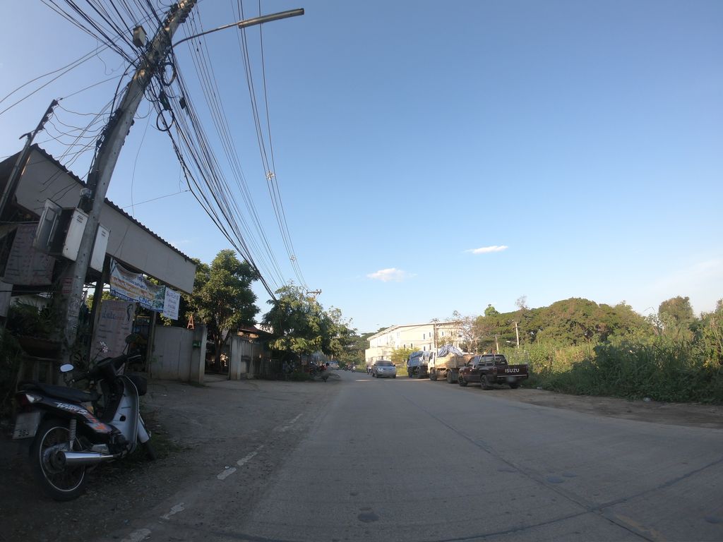 ภาพถนนตรงที่ Friendly Cafe ตั้งอยู่ ถ่ายโดย chanuwath_grab พ.ศ. 2562 (2019) · A street-level view of where Friendly Cafe stands, by chanuwath_grab in 2562 (2019)