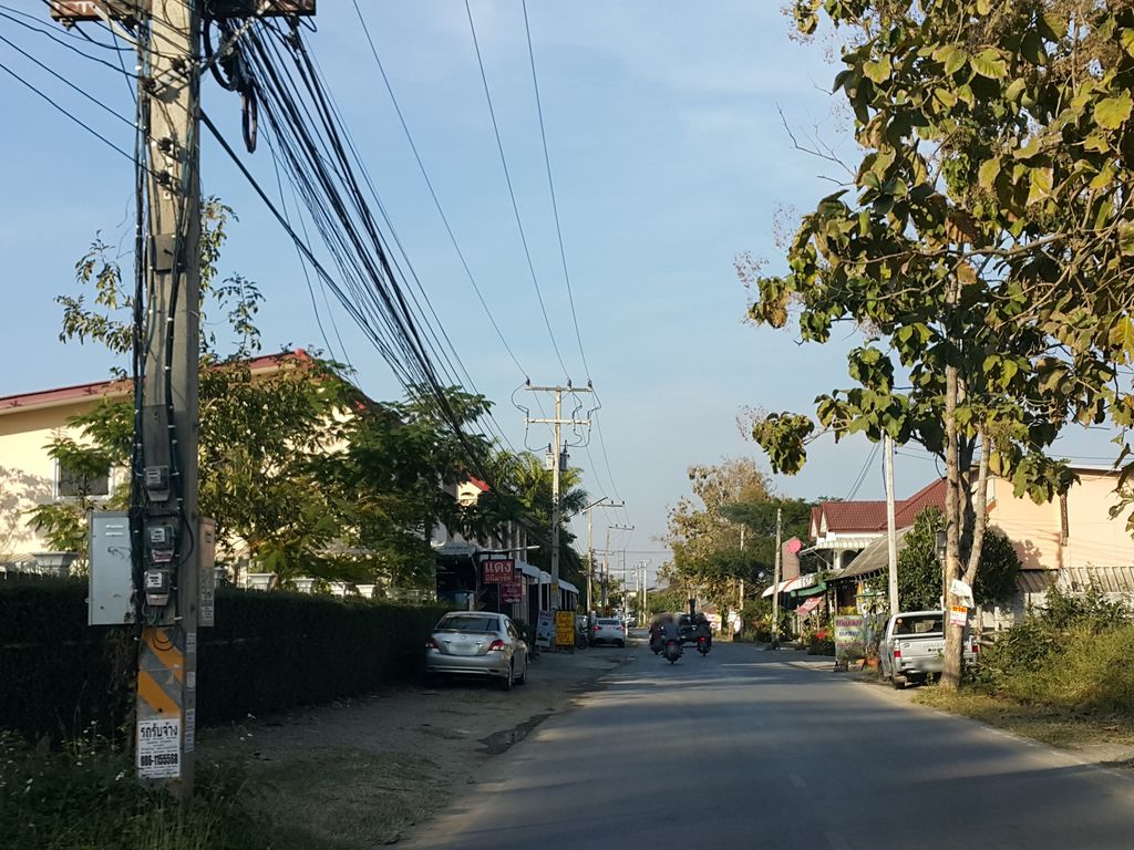 ภาพถนนตรงที่ กล้วยทอดเบรคแตก ตั้งอยู่ ถ่ายโดย jrcarlsen พ.ศ. 2559 (2016) · A street-level view of where กล้วยทอดเบรคแตก · Kluaithot Brake Taek stands, by jrcarlsen in 2559 (2016)