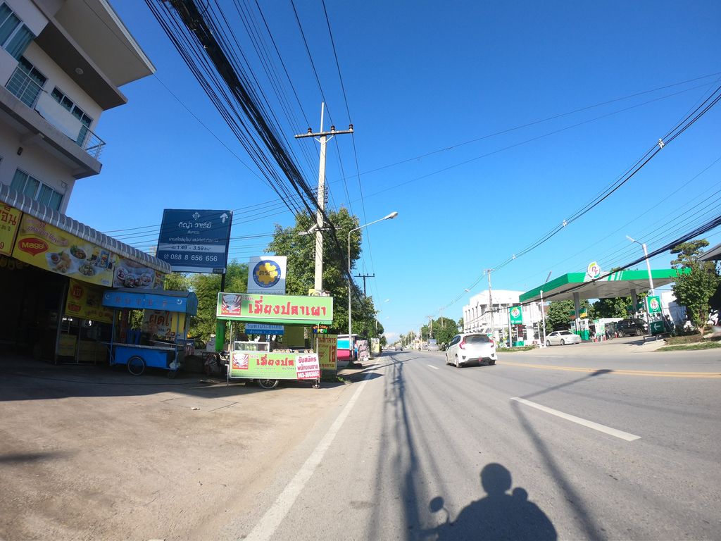 ภาพถนนตรงที่ ภูภัทร เมี่ยงปลาเผา ตั้งอยู่ ถ่ายโดย chanuwath_grab พ.ศ. 2562 (2019) · A street-level view of where ภูภัทร เมี่ยงปลาเผา · Phuphat Miangplaphao stands, by chanuwath_grab in 2562 (2019)