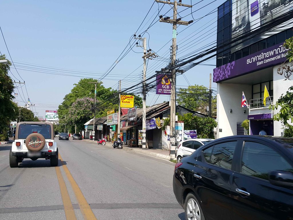 ภาพถนนตรงที่ รถสดชื่น Coffee Tea & Mix Drink ตั้งอยู่ ถ่ายโดย jrcarlsen พ.ศ. 2558 (2015) · A street-level view of where รถสดชื่น Coffee Tea & Mix Drink stands, by jrcarlsen in 2558 (2015)
