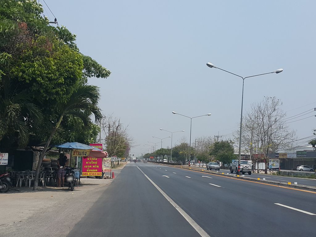 ภาพถนนตรงที่ Sakair and Sound Premium Car Audio Chiang Mai ตั้งอยู่ ถ่ายโดย jrcarlsen พ.ศ. 2559 (2016) · A street-level view of where Sakair and Sound Premium Car Audio Chiang Mai stands, by jrcarlsen in 2559 (2016)