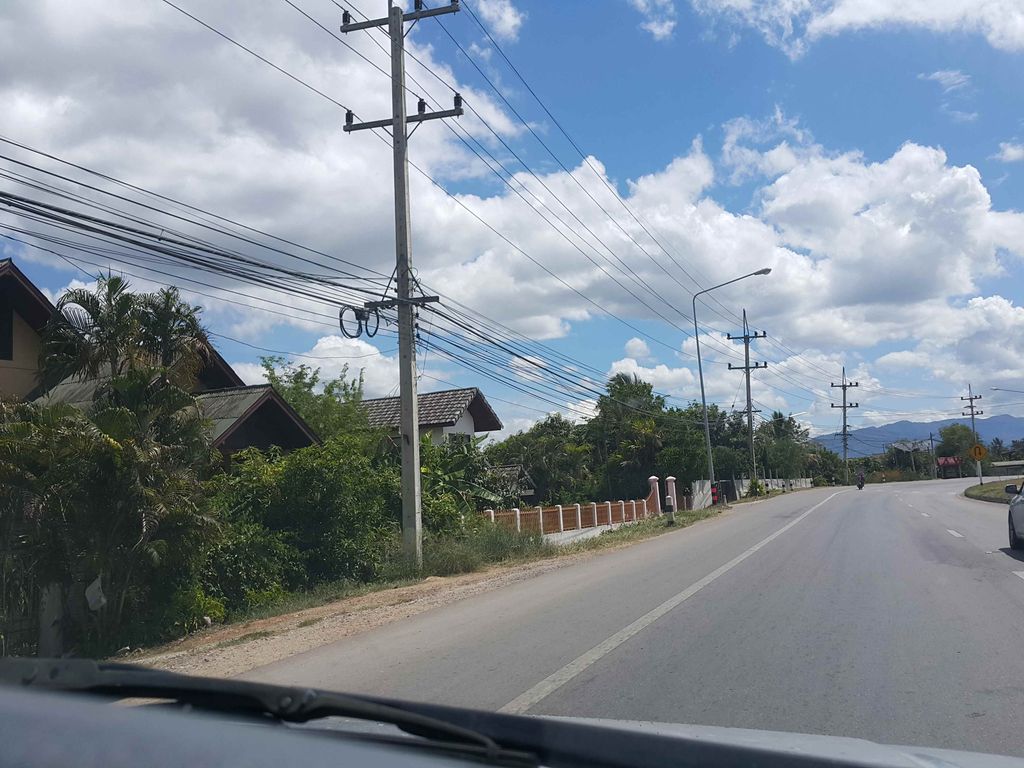 ภาพถนนตรงที่ เหล็กล้านนา ตั้งอยู่ ถ่ายโดย jrcarlsen พ.ศ. 2558 (2015) · A street-level view of where เหล็กล้านนา · Leklanna stands, by jrcarlsen in 2558 (2015)