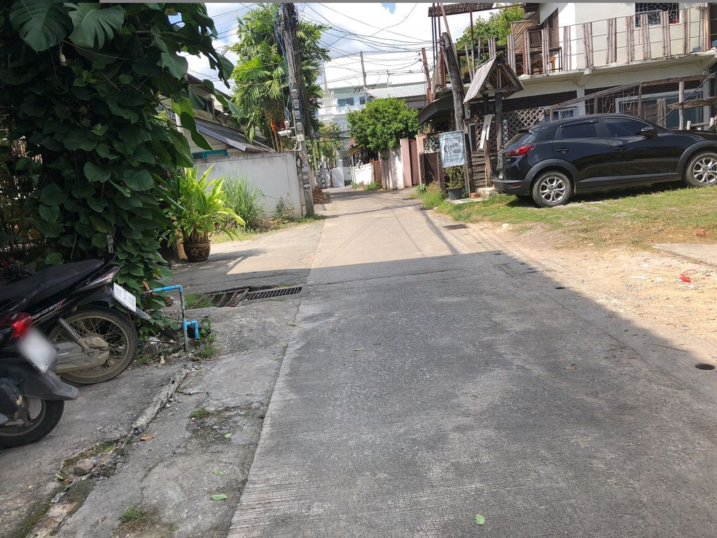ภาพถนนตรงที่ Chiangmai Amulet & Cafe ตั้งอยู่ ถ่ายโดย yukayuka0626 พ.ศ. 2561 (2018) · A street-level view of where Chiangmai Amulet & Cafe stands, by yukayuka0626 in 2561 (2018)