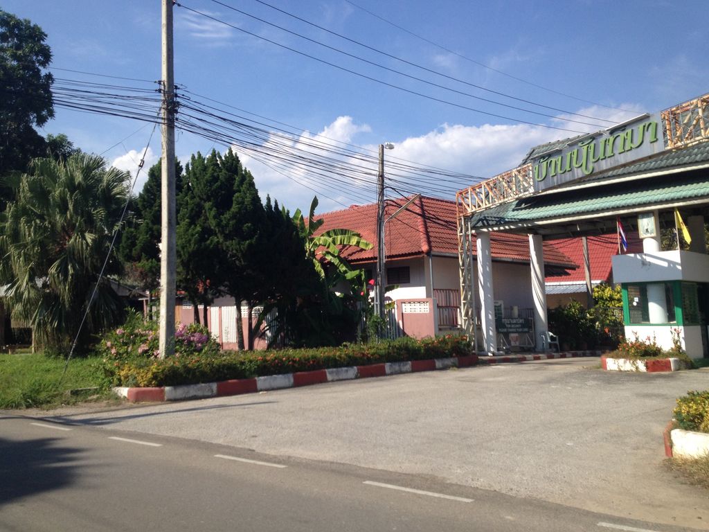 ภาพถนนตรงที่ ข่วงสุขโข สันผักหวาน หางดง ตั้งอยู่ ถ่ายโดย jimwatana พ.ศ. 2558 (2015) · A street-level view of where ข่วงสุขโข สันผักหวาน หางดง · Khwongsukkho San Phakwan Hang Dong stands, by jimwatana in 2558 (2015)