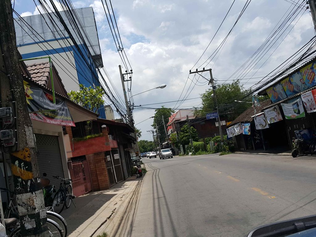 ภาพถนนตรงที่ Mamia Coffee ตั้งอยู่ ถ่ายโดย jrcarlsen พ.ศ. 2558 (2015) · A street-level view of where Mamia Coffee stands, by jrcarlsen in 2558 (2015)