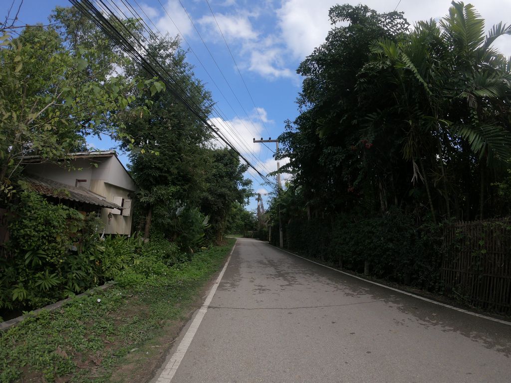 ภาพถนนตรงที่ Rongyao Ceramics Chiangmai Thailand ตั้งอยู่ ถ่ายโดย chanuwath_grab พ.ศ. 2562 (2019) · A street-level view of where Rongyao Ceramics Chiangmai Thailand stands, by chanuwath_grab in 2562 (2019)