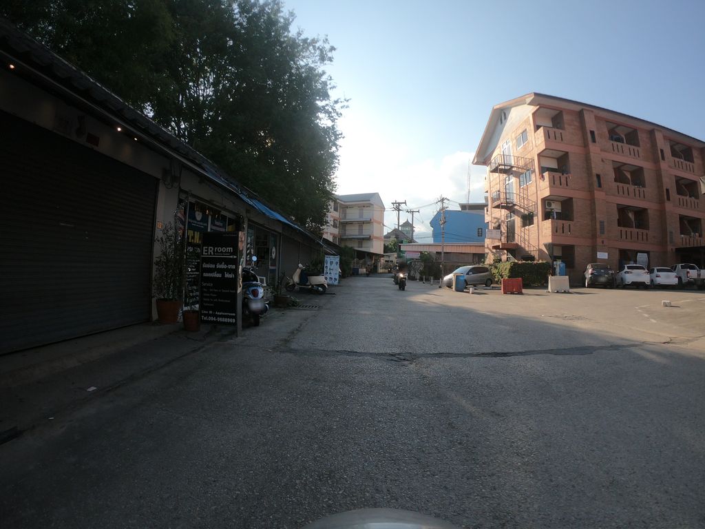 ภาพถนนตรงที่ Sedthee Fight Club ตั้งอยู่ ถ่ายโดย chanuwath_grab พ.ศ. 2562 (2019) · A street-level view of where Sedthee Fight Club stands, by chanuwath_grab in 2562 (2019)