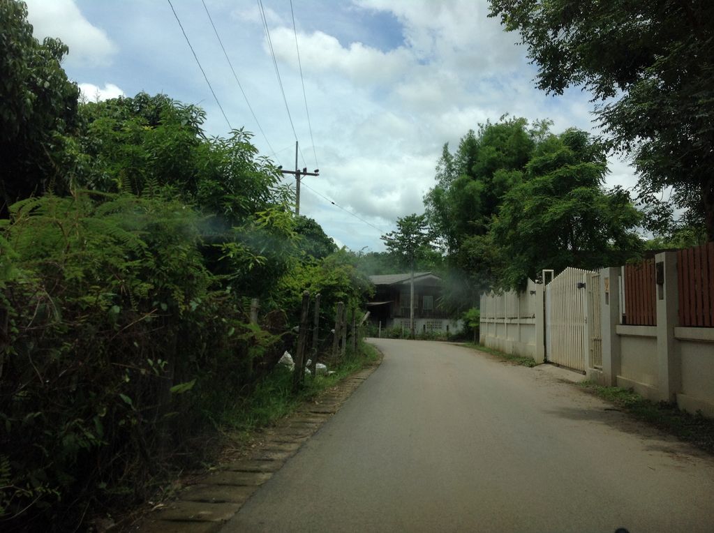ภาพถนนตรงที่ บ้านอาจาร์ยเสือ ตั้งอยู่ ถ่ายโดย jimwatana พ.ศ. 2558 (2015) · A street-level view of where บ้านอาจาร์ยเสือ · Ban Achai Suea stands, by jimwatana in 2558 (2015)