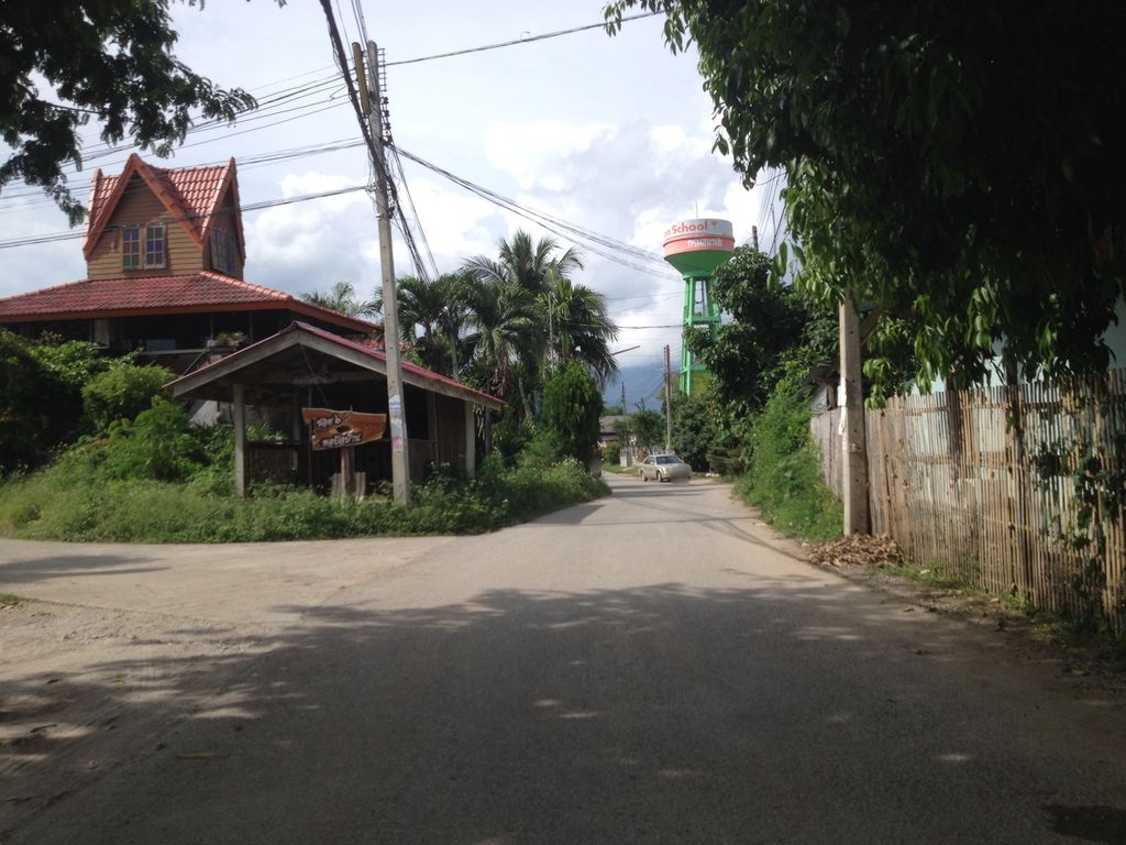 ภาพถนนตรงที่ ร้านเตี๋ยว น.เนื้อตุ๋น ตั้งอยู่ ถ่ายโดย jimwatana พ.ศ. 2558 (2015) · A street-level view of where ร้านเตี๋ยว น.เนื้อตุ๋น · Ran Tiao Na.nueatun stands, by jimwatana in 2558 (2015)