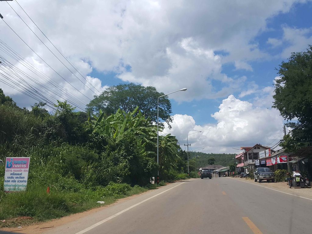 ภาพถนนตรงที่ Panorama View Pongyeang • พาโนราม่า วิว โป่งแยง ตั้งอยู่ ถ่ายโดย jrcarlsen พ.ศ. 2558 (2015) · A street-level view of where Panorama View Pongyeang • พาโนราม่า วิว โป่งแยง stands, by jrcarlsen in 2558 (2015)