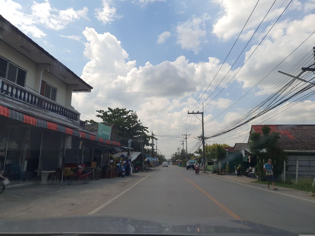 ภาพถนนตรงที่ MTP Bigbike Shop ตั้งอยู่ ถ่ายโดย jrcarlsen พ.ศ. 2566 (2023) · A street-level view of where MTP Bigbike Shop stands, by jrcarlsen in 2566 (2023)