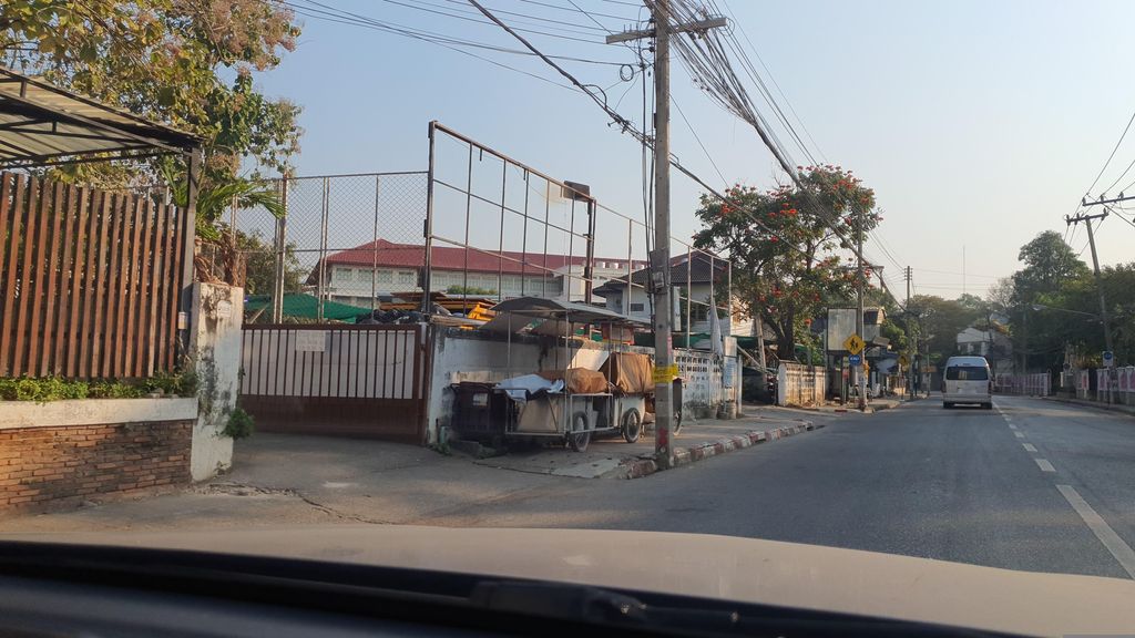 ภาพถนนตรงที่ สหกรณ์เครดิตยูเนี่ยนพระหฤทัยเชียงใหม่ ตั้งอยู่ ถ่ายโดย jrcarlsen พ.ศ. 2566 (2023) · A street-level view of where สหกรณ์เครดิตยูเนี่ยนพระหฤทัยเชียงใหม่ · Khredit Yunian Phra Haruethai Chiang Mai Cooperative stands, by jrcarlsen in 2566 (2023)