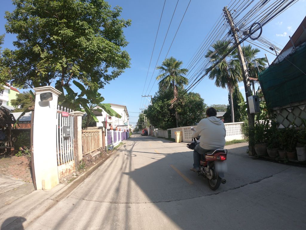 ภาพถนนตรงที่ Apinya Court ตั้งอยู่ ถ่ายโดย chanuwath_grab พ.ศ. 2562 (2019) · A street-level view of where Apinya Court stands, by chanuwath_grab in 2562 (2019)