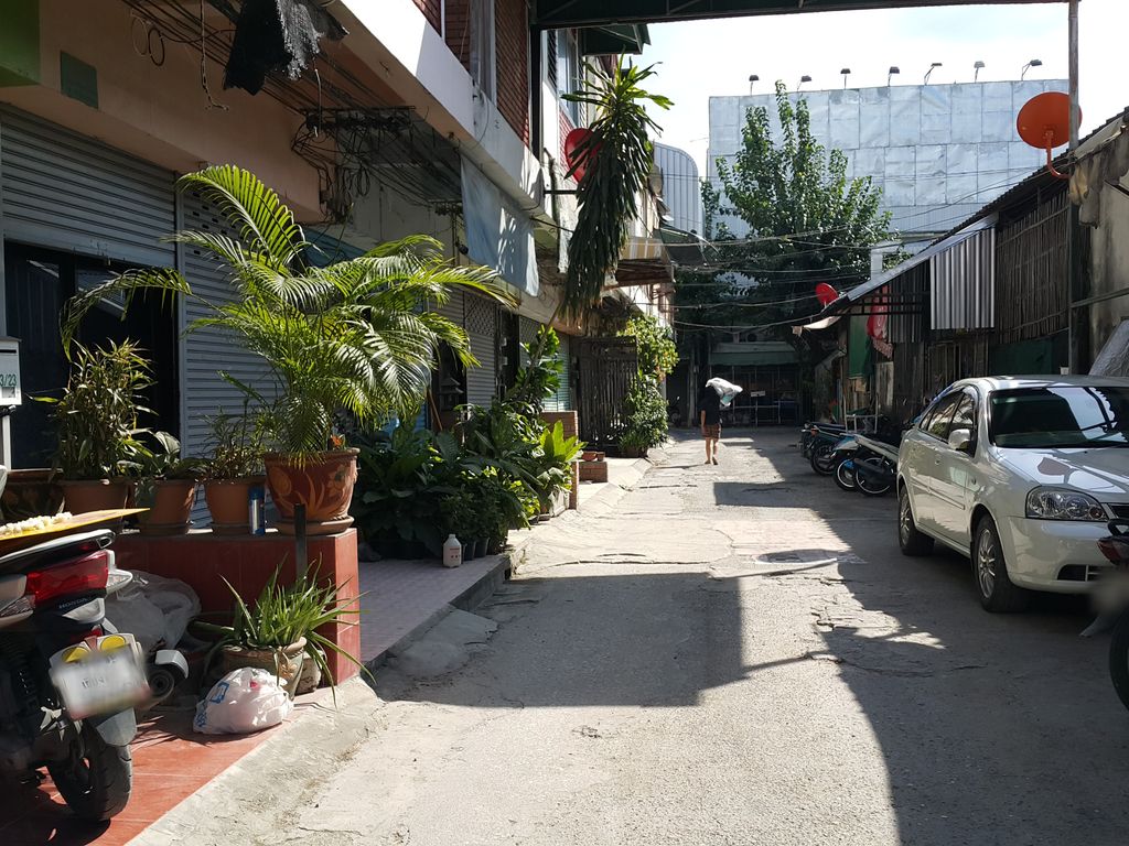 ภาพถนนตรงที่ The Olaf Penthouse ตั้งอยู่ ถ่ายโดย jrcarlsen พ.ศ. 2558 (2015) · A street-level view of where The Olaf Penthouse stands, by jrcarlsen in 2558 (2015)
