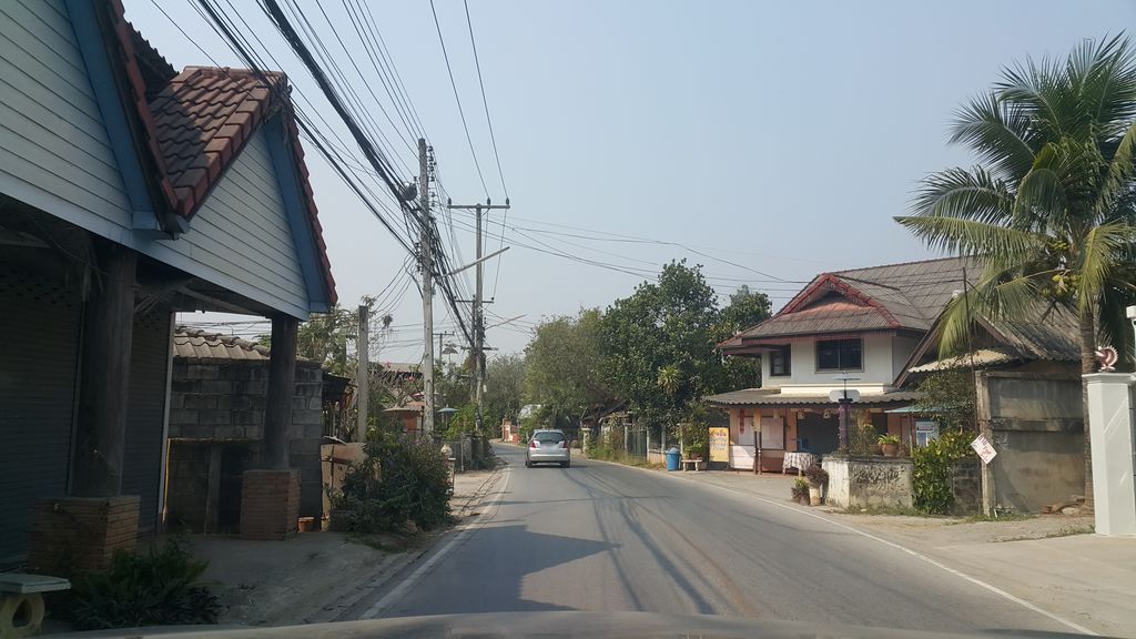 ภาพถนนตรงที่ ครัวลาบเป็ดรสเด็ด ตั้งอยู่ ถ่ายโดย jrcarlsen พ.ศ. 2562 (2019) · A street-level view of where ครัวลาบเป็ดรสเด็ด · Khrua Lappet Rotdet stands, by jrcarlsen in 2562 (2019)