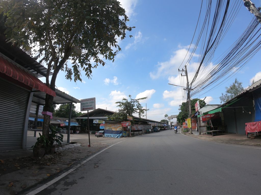 ภาพถนนตรงที่ เต็มอิ่มอาหารตามสั่ง ตั้งอยู่ ถ่ายโดย chanuwath_grab พ.ศ. 2562 (2019) · A street-level view of where เต็มอิ่มอาหารตามสั่ง · Tem Im Ahantamsang stands, by chanuwath_grab in 2562 (2019)