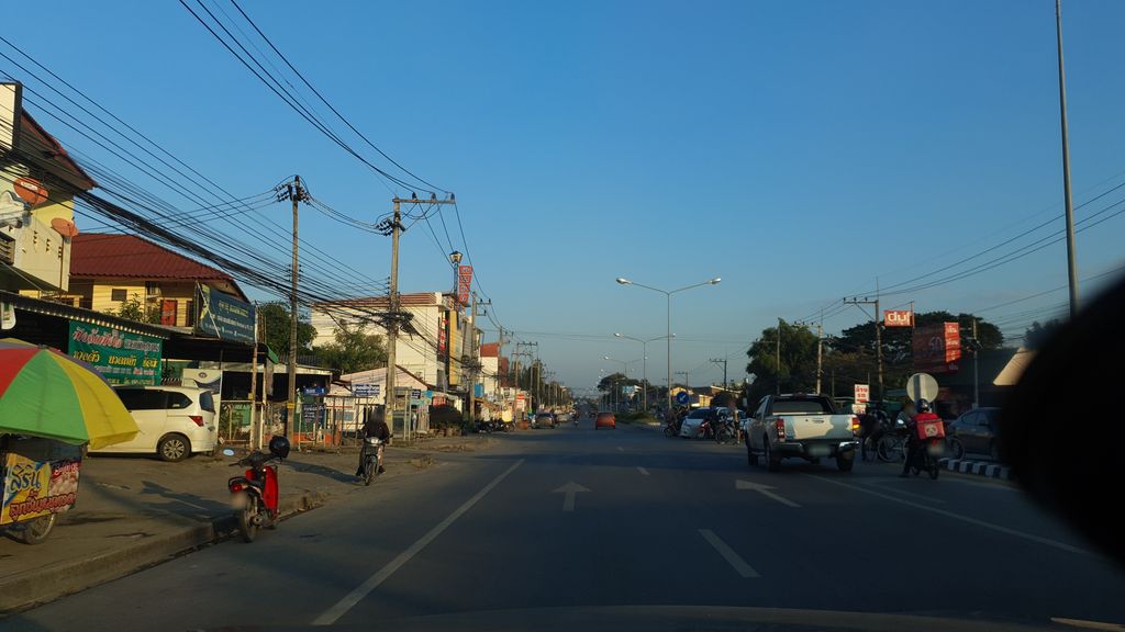 ภาพถนนตรงที่ Barber Tree ตั้งอยู่ ถ่ายโดย jrcarlsen พ.ศ. 2562 (2019) · A street-level view of where Barber Tree stands, by jrcarlsen in 2562 (2019)