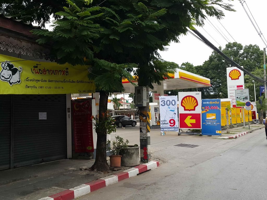 ภาพถนนตรงที่ ข้าวมันไก่ไปรษณีย์ (Nasmeenhalal food) ตั้งอยู่ ถ่ายโดย jrcarlsen พ.ศ. 2558 (2015) · A street-level view of where ข้าวมันไก่ไปรษณีย์ (Nasmeenhalal food) stands, by jrcarlsen in 2558 (2015)