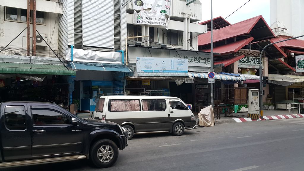 ภาพถนนตรงที่ เชียงใหม่ โนะโยรุ chiangmai noyoru ตั้งอยู่ ถ่ายโดย jrcarlsen พ.ศ. 2560 (2017) · A street-level view of where เชียงใหม่ โนะโยรุ chiangmai noyoru stands, by jrcarlsen in 2560 (2017)