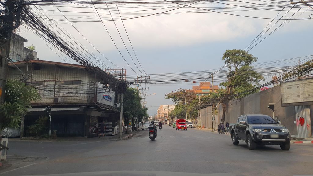 ภาพถนนตรงที่ สำราญเซอร์วิส รถเช่าเชียงใหม่ ตั้งอยู่ ถ่ายโดย jrcarlsen พ.ศ. 2566 (2023) · A street-level view of where สำราญเซอร์วิส รถเช่าเชียงใหม่ · Samran Service Rotchao Chiang Mai stands, by jrcarlsen in 2566 (2023)