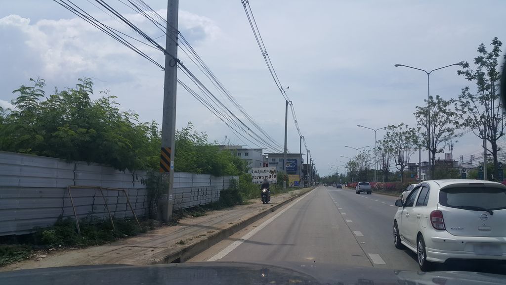 ภาพถนนตรงที่ คาเฟ่แมวสุขใจ Sukjai Catcafe ตั้งอยู่ ถ่ายโดย jrcarlsen พ.ศ. 2561 (2018) · A street-level view of where คาเฟ่แมวสุขใจ Sukjai Catcafe stands, by jrcarlsen in 2561 (2018)