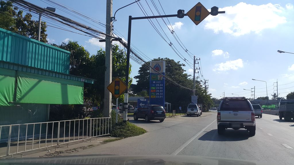 ภาพถนนตรงที่ มีนาก๋วยเตี๋ยวเป็ด ตั้งอยู่ ถ่ายโดย jrcarlsen พ.ศ. 2559 (2016) · A street-level view of where มีนาก๋วยเตี๋ยวเป็ด · Mina Kuaitiao Pet stands, by jrcarlsen in 2559 (2016)