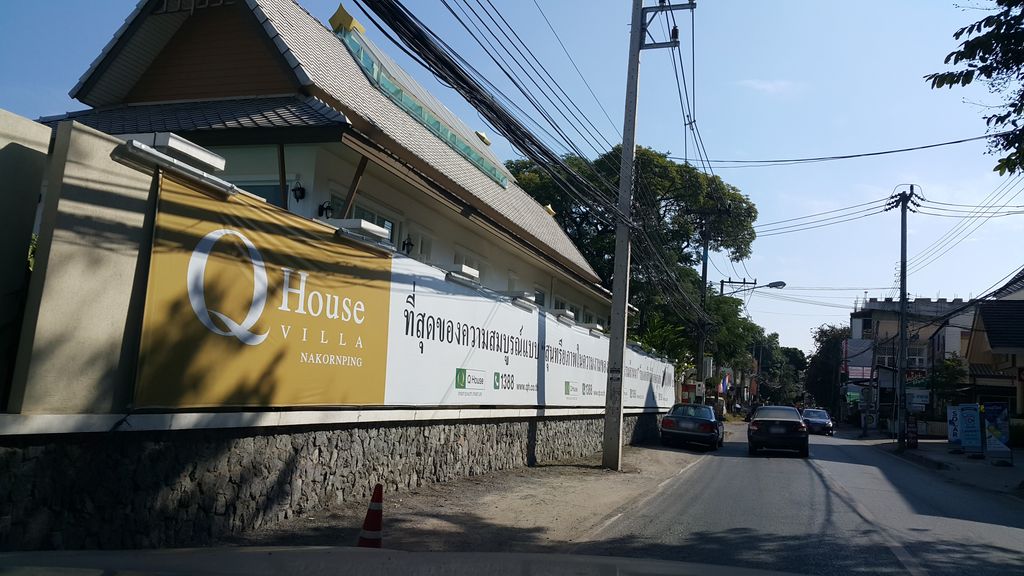 ภาพถนนตรงที่ Scone.house ตั้งอยู่ ถ่ายโดย jrcarlsen พ.ศ. 2559 (2016) · A street-level view of where Scone.house stands, by jrcarlsen in 2559 (2016)