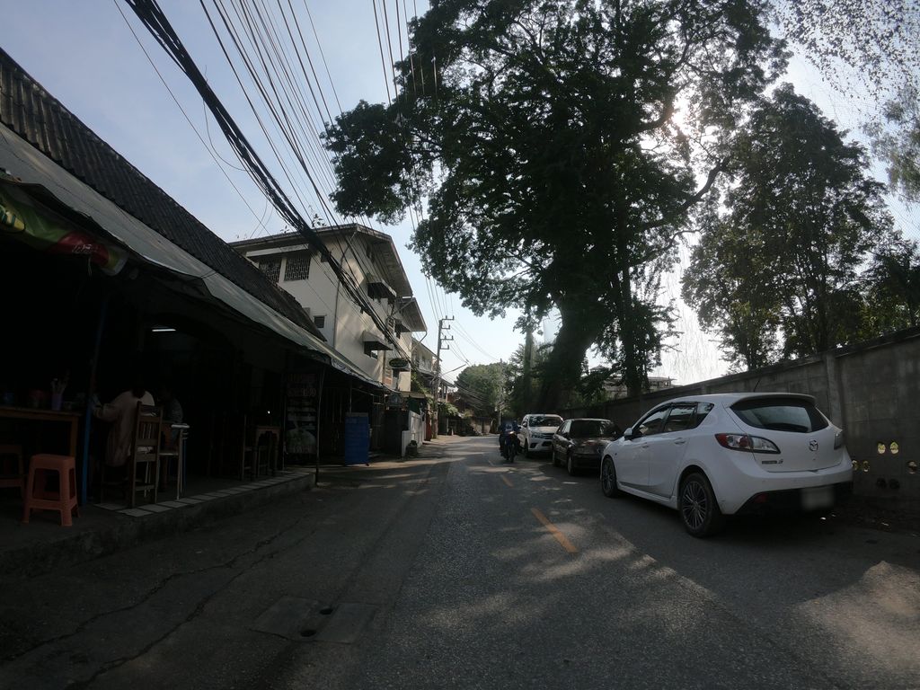 ภาพถนนตรงที่ MARU Laundry MARU Laundry สาขาถนนราษฎร์อุทิศ - วัดเมืองกาย เชียงใหม่ ตั้งอยู่ ถ่ายโดย chanuwath_grab พ.ศ. 2562 (2019) · A street-level view of where MARU Laundry MARU Laundry สาขาถนนราษฎร์อุทิศ - วัดเมืองกาย เชียงใหม่ stands, by chanuwath_grab in 2562 (2019)