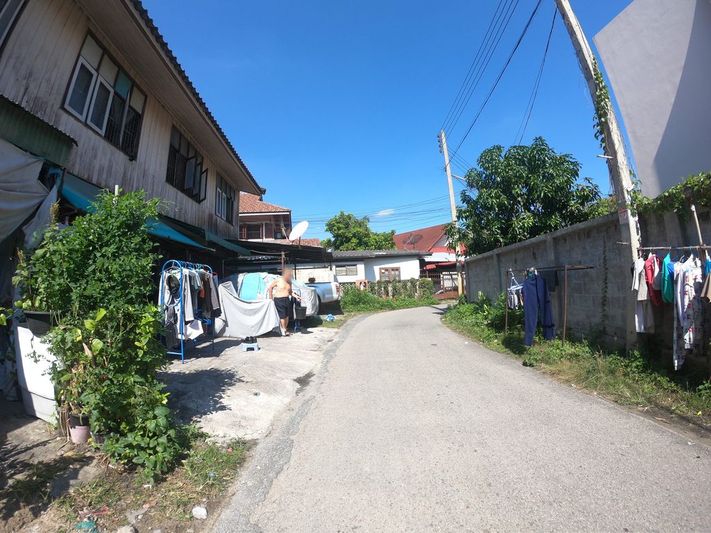 ภาพถนนตรงที่ ร้านลุงตุ๊ ตั้งอยู่ ถ่ายโดย chanuwath_grab พ.ศ. 2562 (2019) · A street-level view of where ร้านลุงตุ๊ · Ran Lung Tu stands, by chanuwath_grab in 2562 (2019)