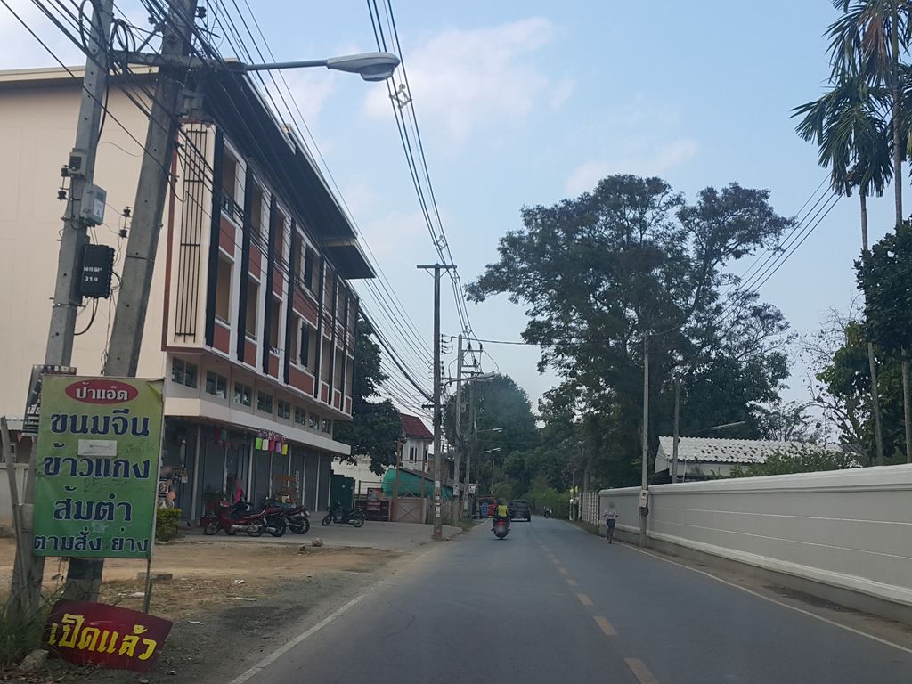 ภาพถนนตรงที่ ไฉฟู่ ตั้งอยู่ ถ่ายโดย jrcarlsen พ.ศ. 2558 (2015) · A street-level view of where ไฉฟู่ · Chaifu stands, by jrcarlsen in 2558 (2015)