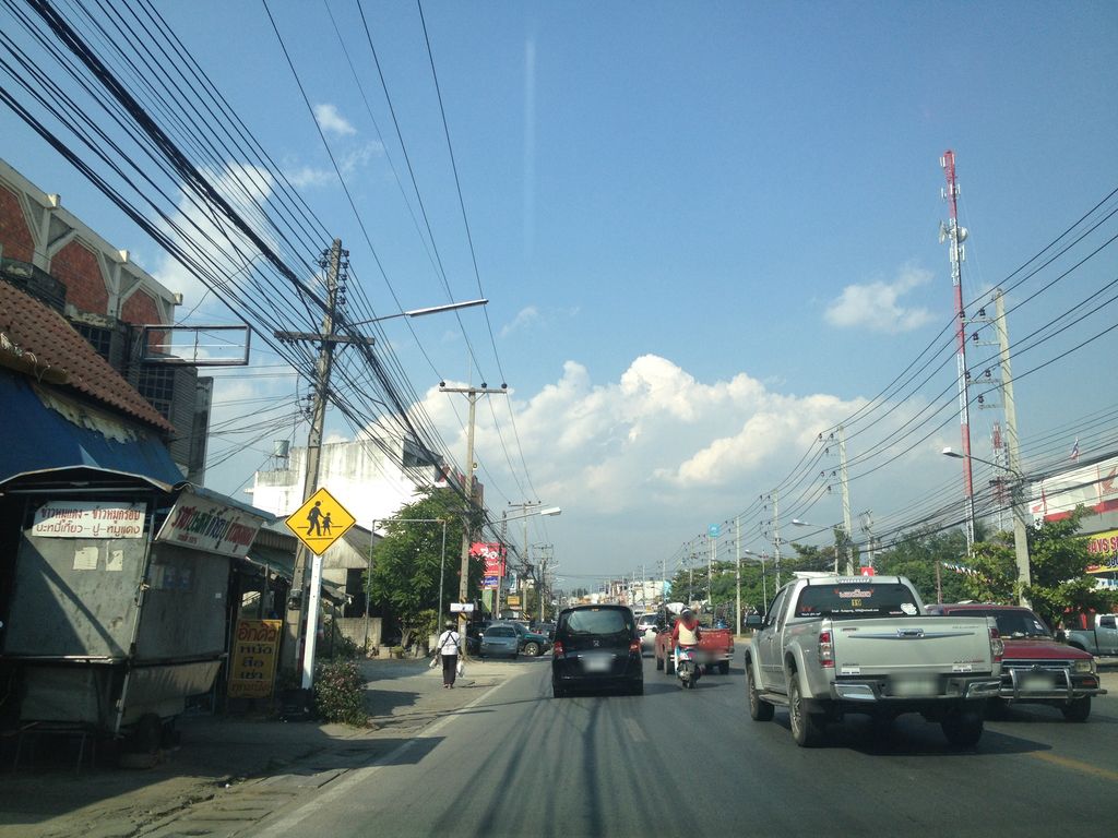 ภาพถนนตรงที่ ทองดี บาร์เบอร์ ตั้งอยู่ ถ่ายโดย jimwatana พ.ศ. 2558 (2015) · A street-level view of where ทองดี บาร์เบอร์ · Thong Di Barber stands, by jimwatana in 2558 (2015)