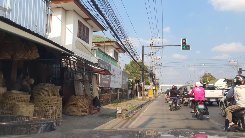 ภาพถนนตรงที่ ญาดาชนก ผ้าไทย ตั้งอยู่ ถ่ายโดย jrcarlsen พ.ศ. 2565 (2022) · A street-level view of where ญาดาชนก ผ้าไทย · Yadatnok Phathai stands, by jrcarlsen in 2565 (2022)
