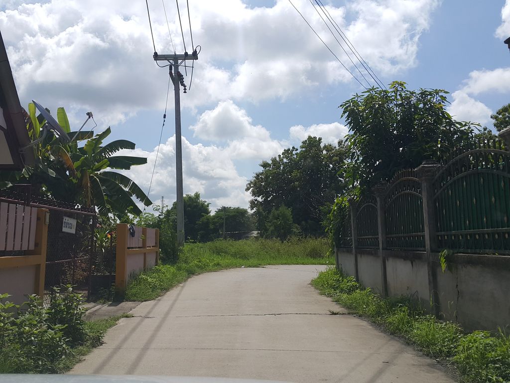ภาพถนนตรงที่ วิวัฒน์ทัวร์ ตั้งอยู่ ถ่ายโดย jrcarlsen พ.ศ. 2558 (2015) · A street-level view of where วิวัฒน์ทัวร์ · Wiothathua stands, by jrcarlsen in 2558 (2015)