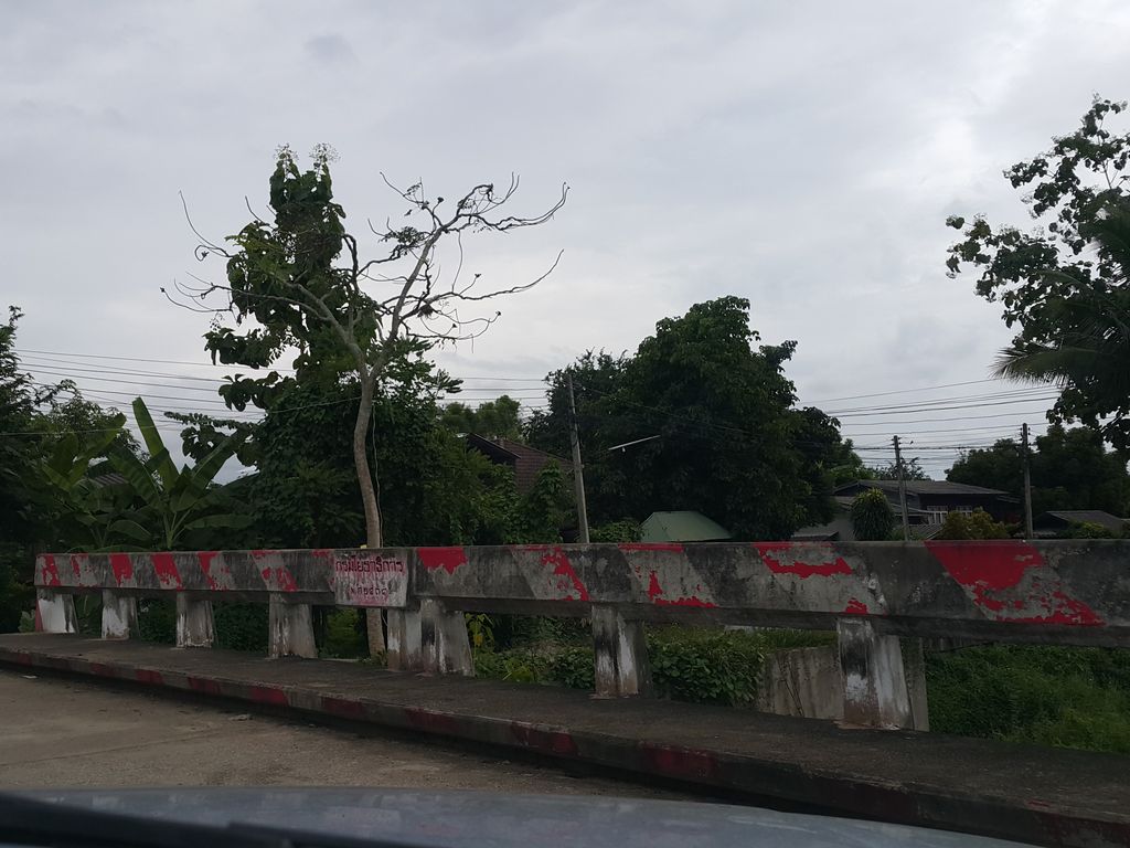 ภาพถนนตรงที่ แววมณีบิวตี้ ตั้งอยู่ ถ่ายโดย jrcarlsen พ.ศ. 2558 (2015) · A street-level view of where แววมณีบิวตี้ · Waeomanibioti stands, by jrcarlsen in 2558 (2015)