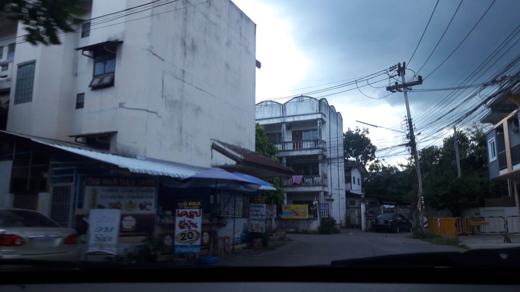 ภาพถนนตรงที่ ร้านขวัญข้าว ตั้งอยู่ ถ่ายโดย ratchaphat พ.ศ. 2559 (2016) · A street-level view of where ร้านขวัญข้าว · Ran Khwankhao stands, by ratchaphat in 2559 (2016)