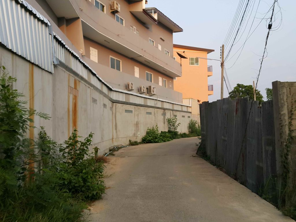 ภาพถนนตรงที่ เจ้สา ราดหน้าหมูหมัก ตั้งอยู่ ถ่ายโดย jrcarlsen พ.ศ. 2558 (2015) · A street-level view of where เจ้สา ราดหน้าหมูหมัก · Chesa Ratna Mumak stands, by jrcarlsen in 2558 (2015)