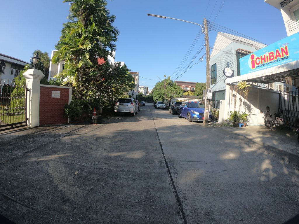 ภาพถนนตรงที่ Rosy Beauty House ตั้งอยู่ ถ่ายโดย chanuwath_grab พ.ศ. 2562 (2019) · A street-level view of where Rosy Beauty House stands, by chanuwath_grab in 2562 (2019)