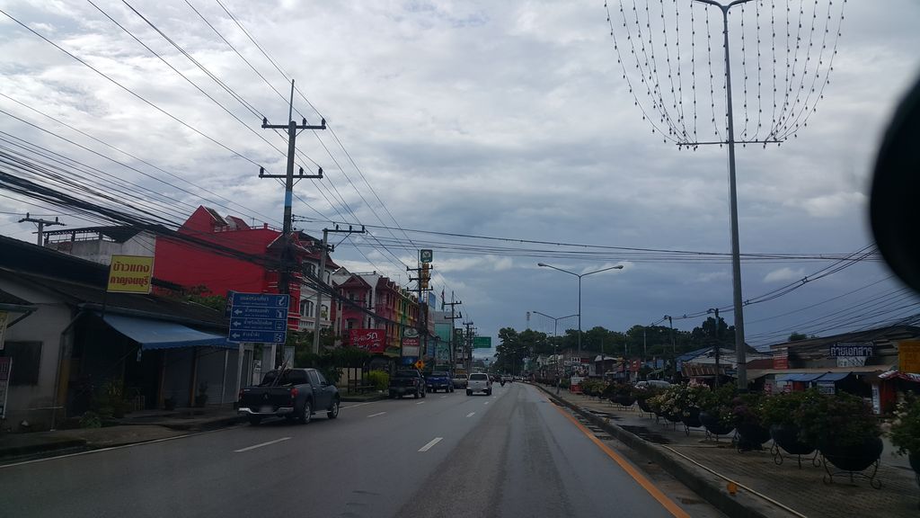 ภาพถนนตรงที่ ร้านสเต๊กต๋าโต ตั้งอยู่ ถ่ายโดย jrcarlsen พ.ศ. 2559 (2016) · A street-level view of where ร้านสเต๊กต๋าโต · Ran Steak Tato stands, by jrcarlsen in 2559 (2016)