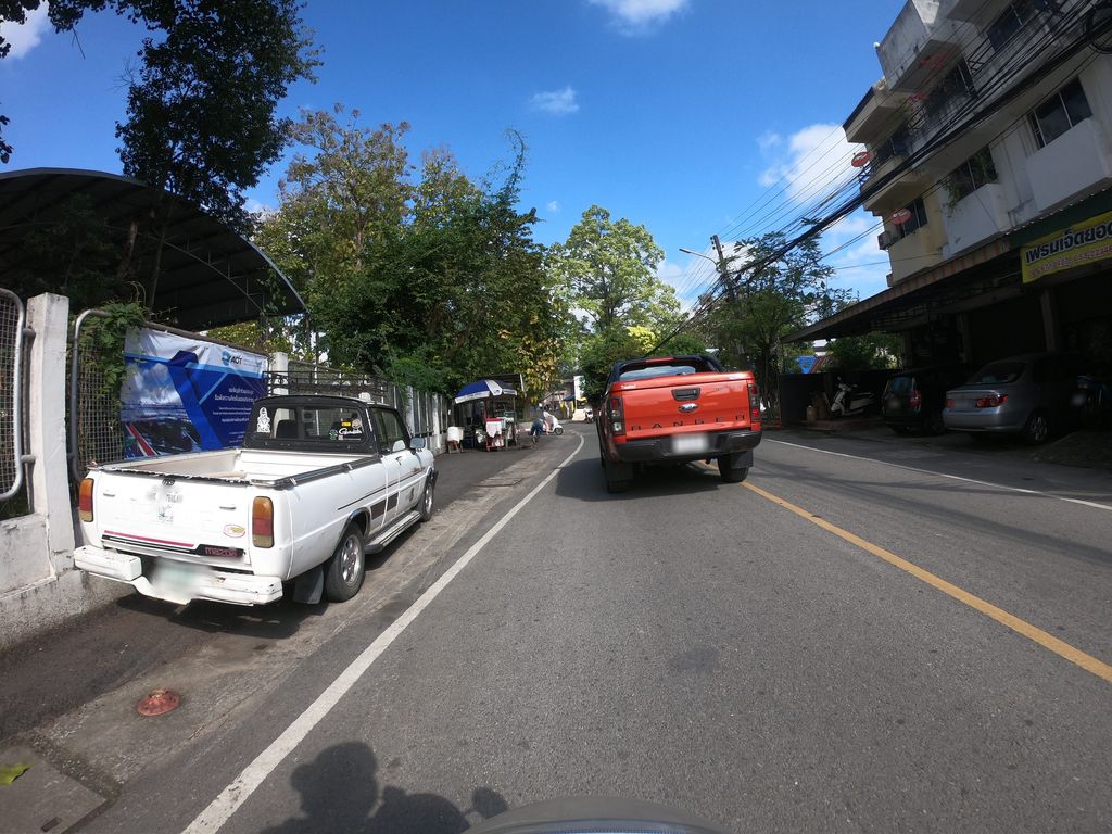 ภาพถนนตรงที่ ขายเฟรมวาดรูป ตั้งอยู่ ถ่ายโดย chanuwath_grab พ.ศ. 2562 (2019) · A street-level view of where ขายเฟรมวาดรูป · Khai Frem Wadrup stands, by chanuwath_grab in 2562 (2019)