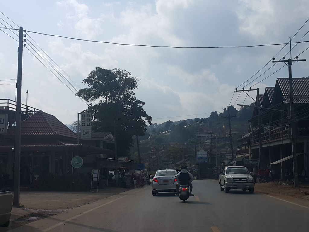 ภาพถนนตรงที่ ร้าน เต๋มปุ๋ม ตั้งอยู่ ถ่ายโดย jrcarlsen พ.ศ. 2558 (2015) · A street-level view of where ร้าน เต๋มปุ๋ม · Ran Tempum stands, by jrcarlsen in 2558 (2015)