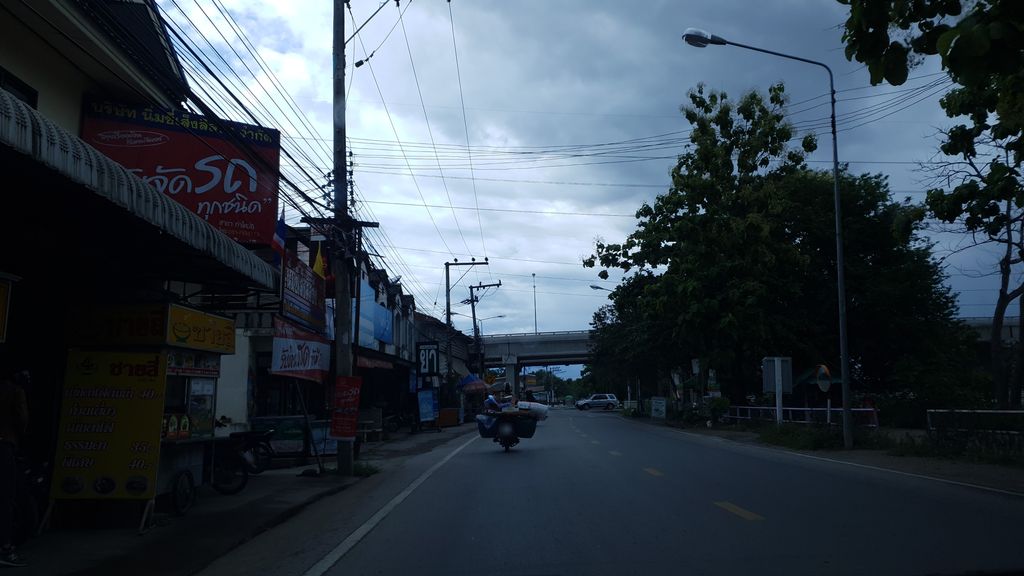 ภาพถนนตรงที่ ส้มตำไก่ย่างวิเชียร สูตรต้นตำรับ สาขา 132 ตั้งอยู่ ถ่ายโดย silamanee พ.ศ. 2561 (2018) · A street-level view of where ส้มตำไก่ย่างวิเชียร สูตรต้นตำรับ สาขา 132 · Som Tam Kainga Wichian Sutratontamrap Sakha 132 stands, by silamanee in 2561 (2018)
