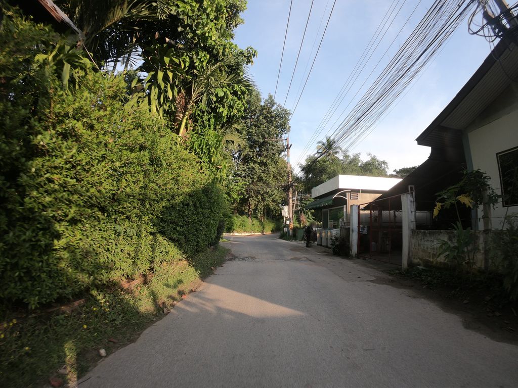 ภาพถนนตรงที่ BaanKiri Guesthouse & Massage ตั้งอยู่ ถ่ายโดย chanuwath_grab พ.ศ. 2562 (2019) · A street-level view of where BaanKiri Guesthouse & Massage stands, by chanuwath_grab in 2562 (2019)