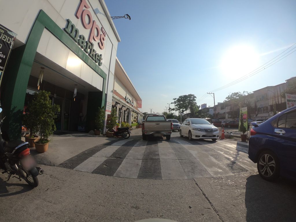ภาพถนนตรงที่ Tops Chotana ตั้งอยู่ ถ่ายโดย chanuwath_grab พ.ศ. 2562 (2019) · A street-level view of where Tops Chotana stands, by chanuwath_grab in 2562 (2019)
