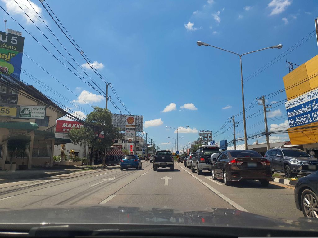ภาพถนนตรงที่ ข้าวต้มรันเวย์ ตั้งอยู่ ถ่ายโดย jrcarlsen พ.ศ. 2566 (2023) · A street-level view of where ข้าวต้มรันเวย์ · Khaotom Ran Way stands, by jrcarlsen in 2566 (2023)
