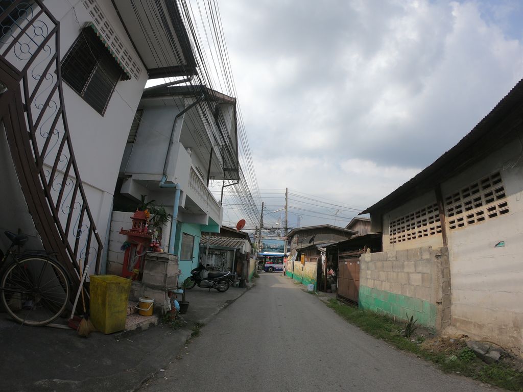ภาพถนนตรงที่ MAD DOG coffee bar ตั้งอยู่ ถ่ายโดย chanuwath_grab พ.ศ. 2562 (2019) · A street-level view of where MAD DOG coffee bar stands, by chanuwath_grab in 2562 (2019)