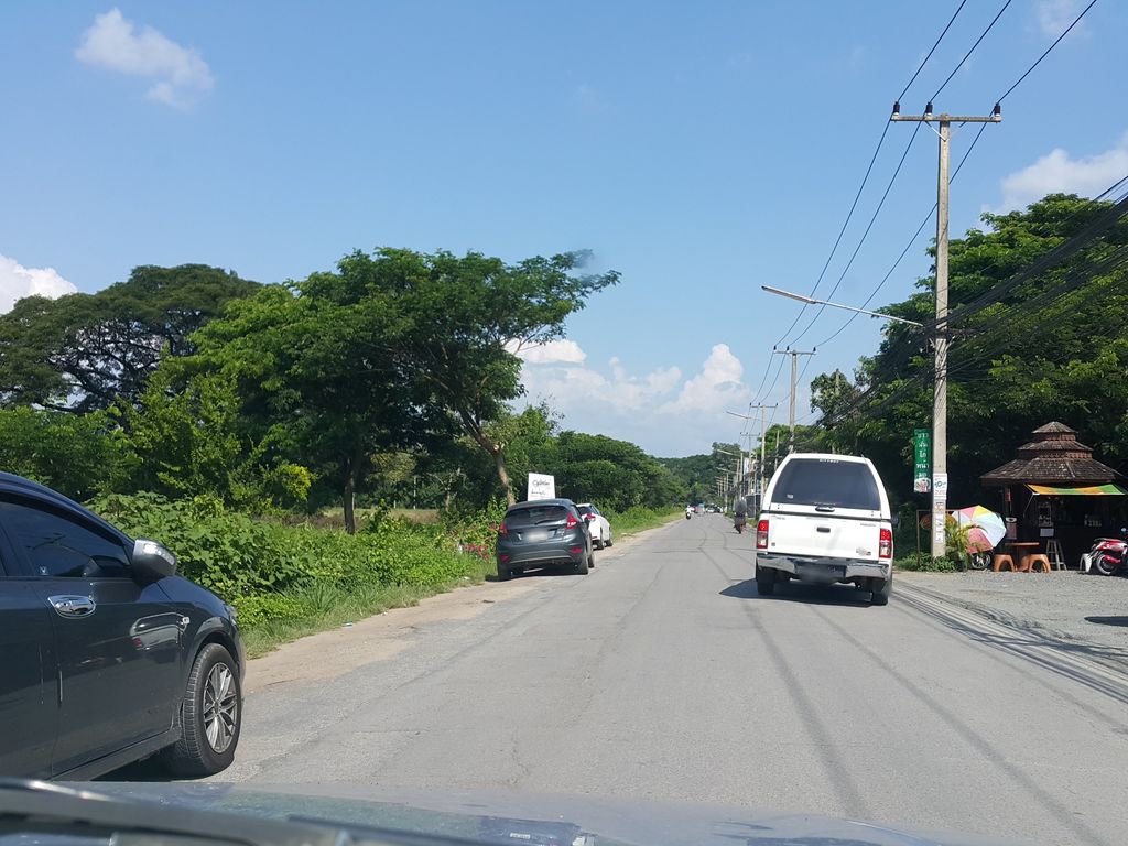 ภาพถนนตรงที่ ส้มตำปูม้ารสทิพย์ ตั้งอยู่ ถ่ายโดย jrcarlsen พ.ศ. 2558 (2015) · A street-level view of where ส้มตำปูม้ารสทิพย์ · Som Tam Pu Ma Rotthip stands, by jrcarlsen in 2558 (2015)