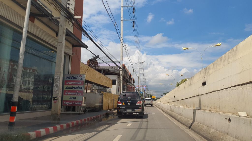 ภาพถนนตรงที่ ร้านซันต.เจริญกิจโพลี่ ตั้งอยู่ ถ่ายโดย jrcarlsen พ.ศ. 2564 (2021) · A street-level view of where ร้านซันต.เจริญกิจโพลี่ · Ran Santa.Charoen Kit Phlo stands, by jrcarlsen in 2564 (2021)